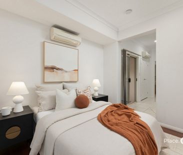 Gorgeous Two Level Family Home. - Photo 4