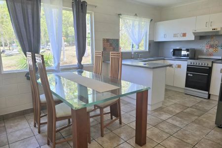 Central Cannonvale 3 Bedroom Furnished Townhouse! - Photo 3