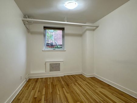 MÉTRO EDOUARD-MONPETIT: Grand logement de deux chambres fermées offert en location semi-meublé avec chauffage et eau chaude INCLUS. - Photo 2