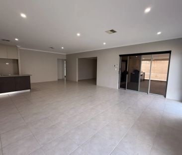 Spacious Coastal Family Living with Side Access - Just 800m to Melr... - Photo 1