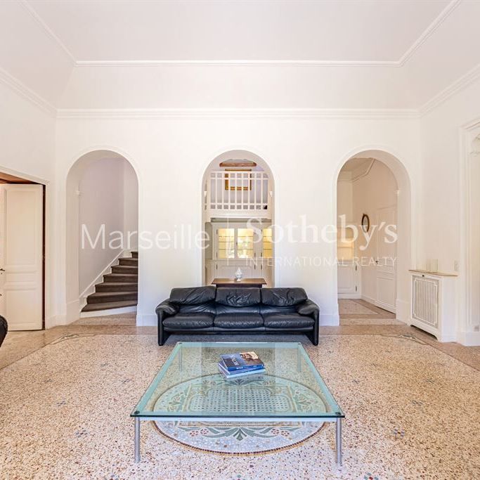 maison 7 pièces 225m2 MARSEILLE 8EME 7 000 euros - Photo 1