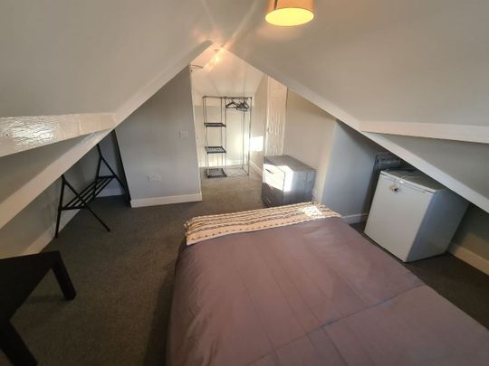 Room 6, 26 Glyn Avenue - Photo 1