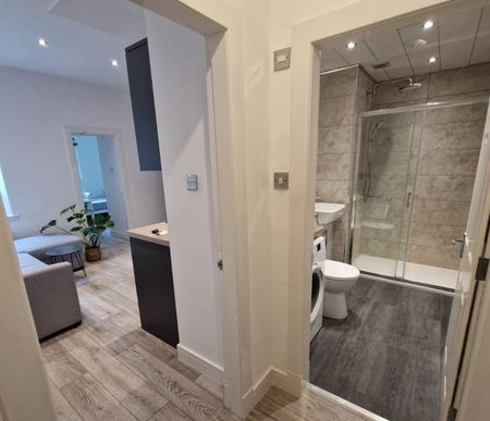 2 bedroom flat to rent - Photo 2