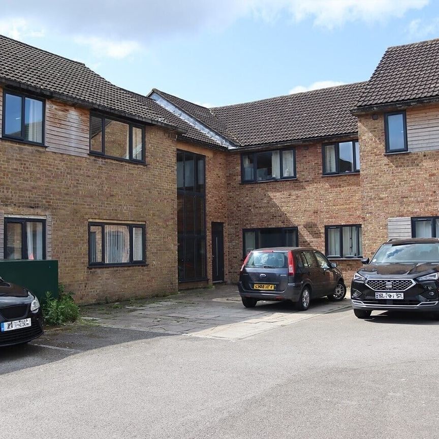 Stratton Road, Swindon - Photo 1