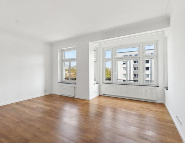 Altbaucharme trifft Großzügigkeit! Mit EBK und Terrasse in Düsseldorf Heerdt - Photo 1