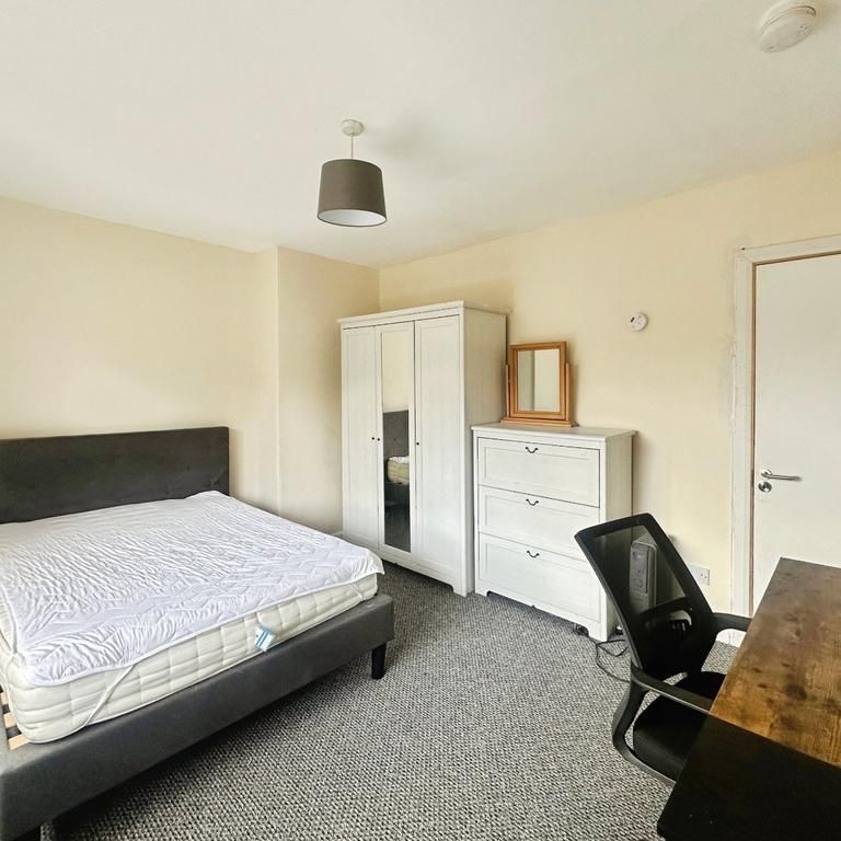 1 bedroom in a house share to rent - Photo 1