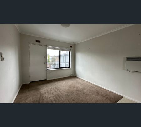 4/4 Beaumont Parade, West Footscray, Vic 3012 - Photo 2