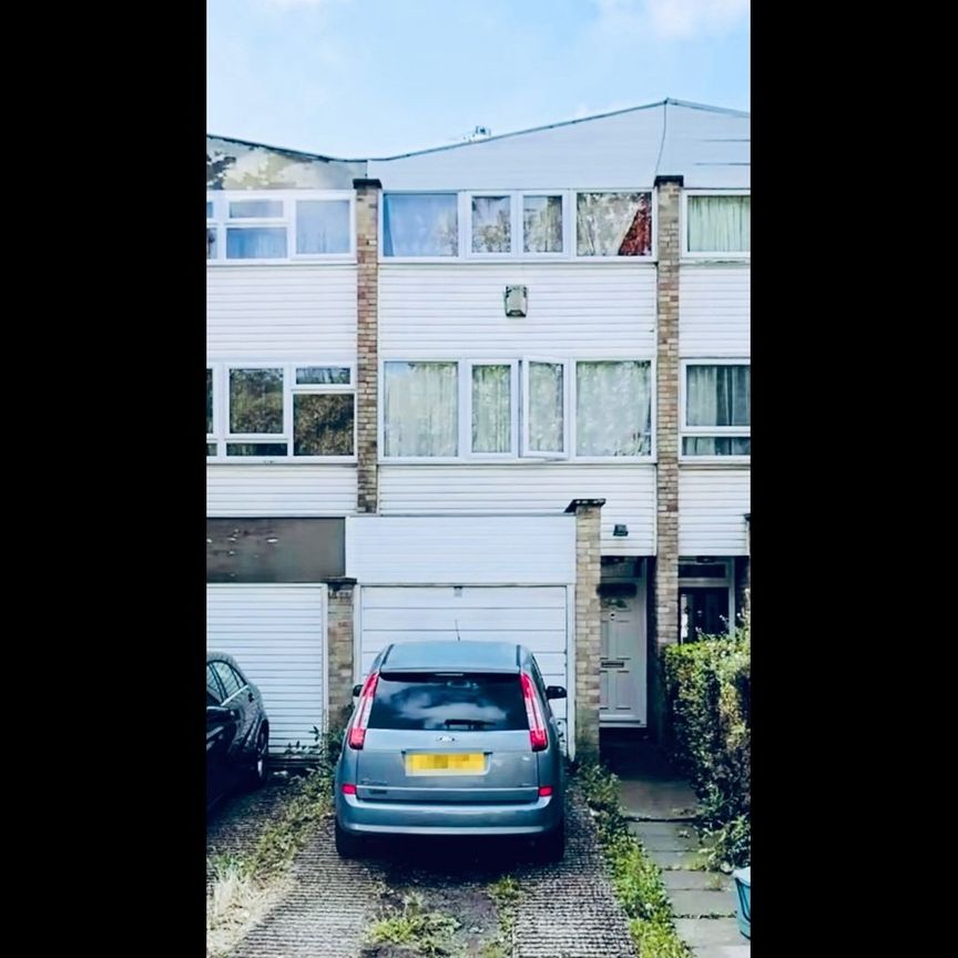 4 Bed Terraced House, Wembley, HA9 - Photo 1