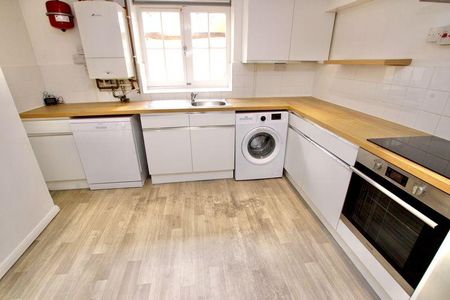 4 bedroom terraced house to rent - Photo 3