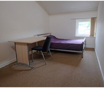 Modern 5 Bed Apartment with Free Internet - Photo 4