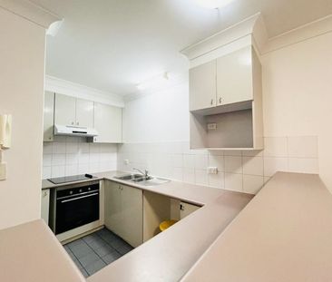 Spacious Three-Bedroom Apartment with Parking in the Heart of Pyrmont - Photo 6