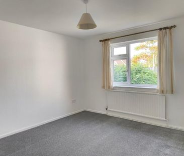 3 bedroom detached bungalow to rent - Photo 2