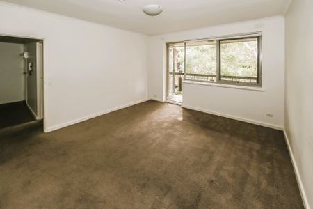 Spacious 2-bedroom apartment in prime location - Photo 3