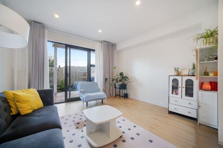 Modern, Low-Maintenance Living in Sought-After Te Atatū Peninsula - Photo 3