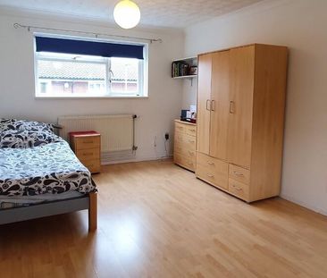 1 bedroom in a flat share to rent - Photo 4