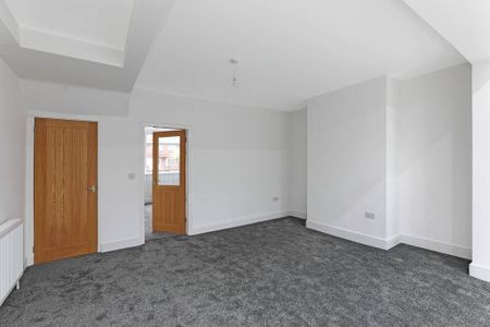 4 bedroom semi-detached house to rent - Photo 5