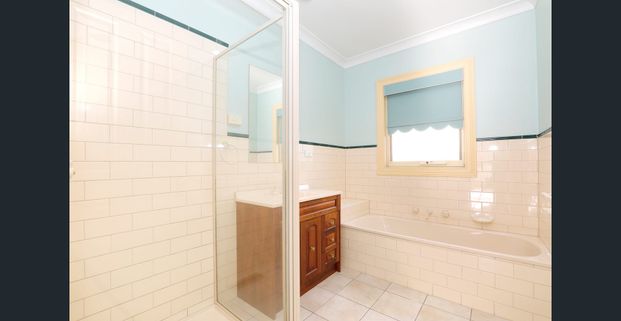 Conveniently located with loads of natural light - Photo 1