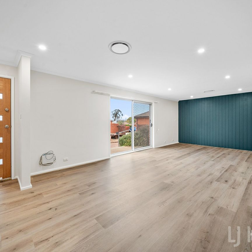 Charming 4 Bedroom with Courtyard & Double Parking - Photo 1