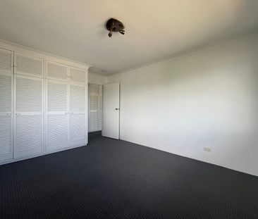 Top floor 2 bedroom unit! - Photo 1