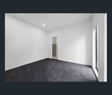 A SPACIOUS FAMILY RETREAT – TOWNHOUSE LIVING AT ITS BEST - Photo 5