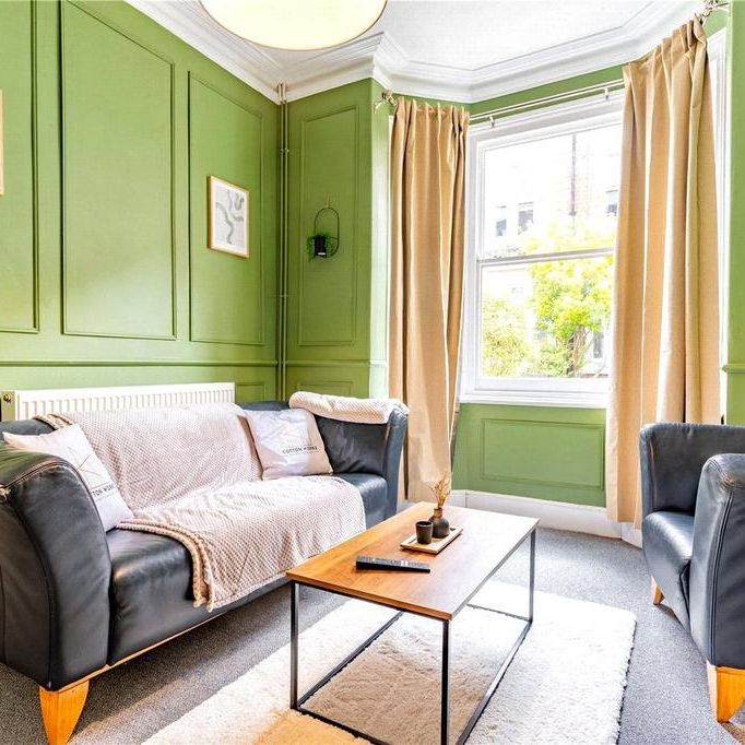 4 bedroom end of terrace house to rent - Photo 1