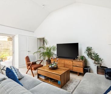 SHORT LET: A contemporary three bedroom detached house, with off st... - Photo 2