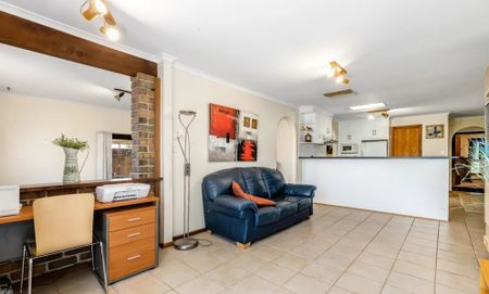 Spacious Family Home in a Quiet Cul-de-Sac - Photo 2