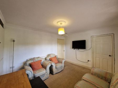 3 bedroom end of terrace house to rent - Photo 2