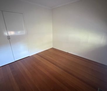 Cheltenham - Photo 2