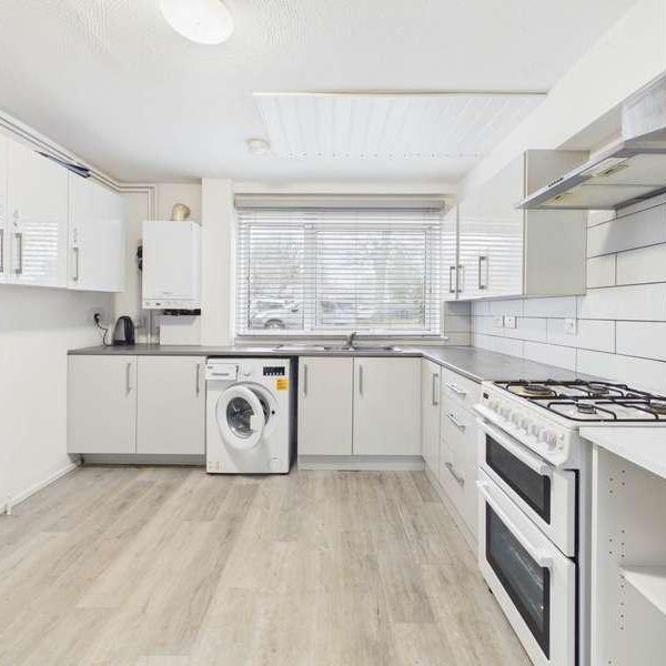 Arbour View Court, Northampton, NN3 - Photo 2