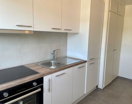 LUMINOUS 3-ROOM APARTMENT LOCATED ON THE 5TH FLOOR WITH BALCONY - Photo 2