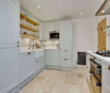 A stunning duplex apartment with first floor terrace. - Photo 1