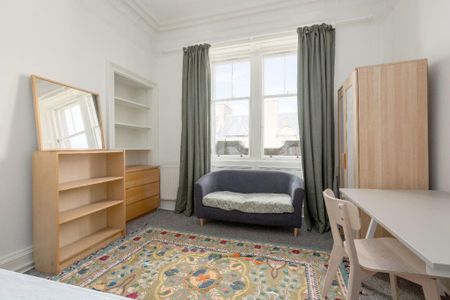 3 bedroom flat to rent - Photo 2