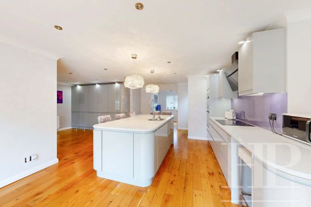 Mallard Close, Horley, RH6 - Photo 1