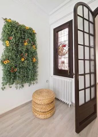 Carrer de la Creu Coberta, Barcelona, Catalonia 08014 - Photo 4