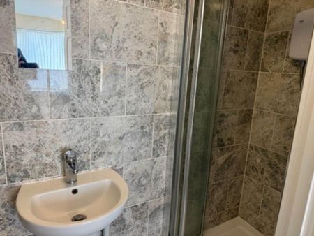 3 bedroom semi-detached house to rent - Photo 3