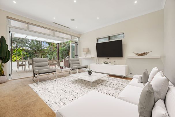 Freestanding Garden Oasis in Prime Location - Photo 1