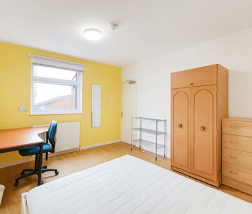 8 bedroom Flat To Let Total Size: 2918 SQ FT - Photo 1