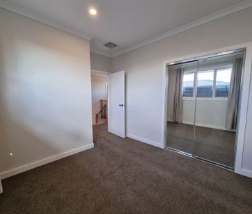 Luxurious Townhouse in Prime Location - Photo 6