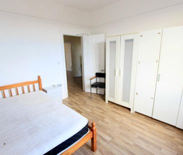 3 bedroom flat to rent - Photo 4