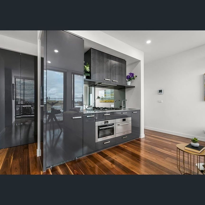 In the heart of Northcote with very large balcony! - Photo 1