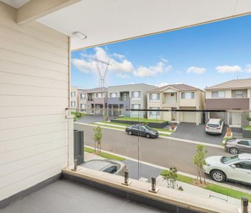 Modern 5-bedroom townhouse with solar-powered living. - Photo 5