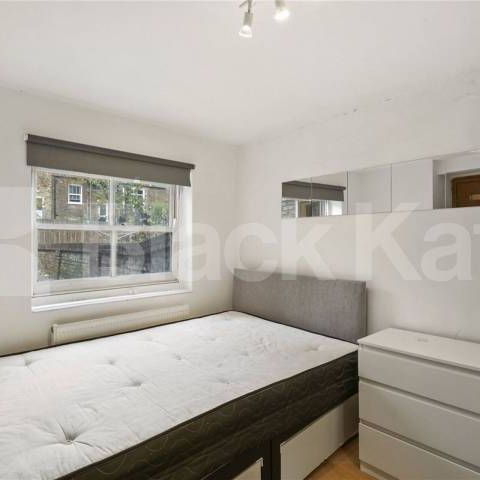 Split Level 3 bedroom property located close to Archway Station and amenities - Photo 1