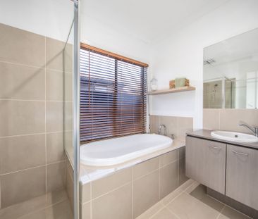 Modern chic, bright and spacious home in quiet convenient location - Photo 5