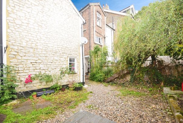 2 bedroom end of terrace house to rent - Photo 1