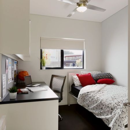 Five Bedrooms Poolside - Photo 3