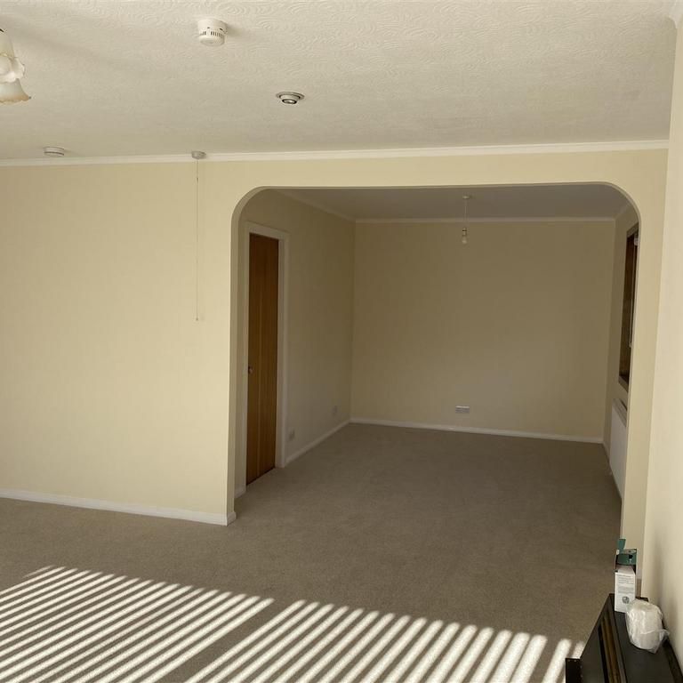 5 bedroom detached bungalow to rent - Photo 1