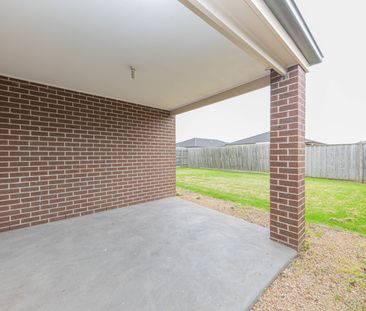 Modern & Stylish Four bedroom property in "Edenbrook", Pakenham - Photo 6