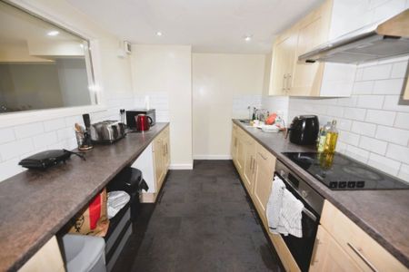 4 bedroom Flat in Wood Lane, Leeds - Photo 5