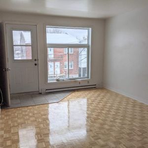 Beau et grand 5-1/2 au 2e étage d'un triplex rénové à Montreal, Mercier-Hochelaga - Photo 2